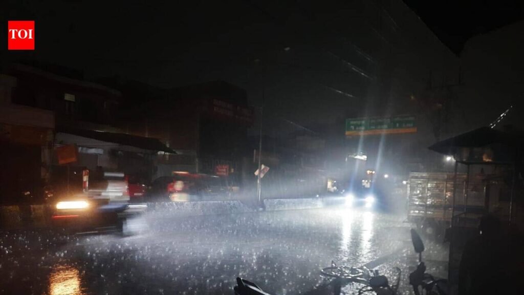 Light rain adds to sultry weather, showers likely to lash city today | Kanpur News