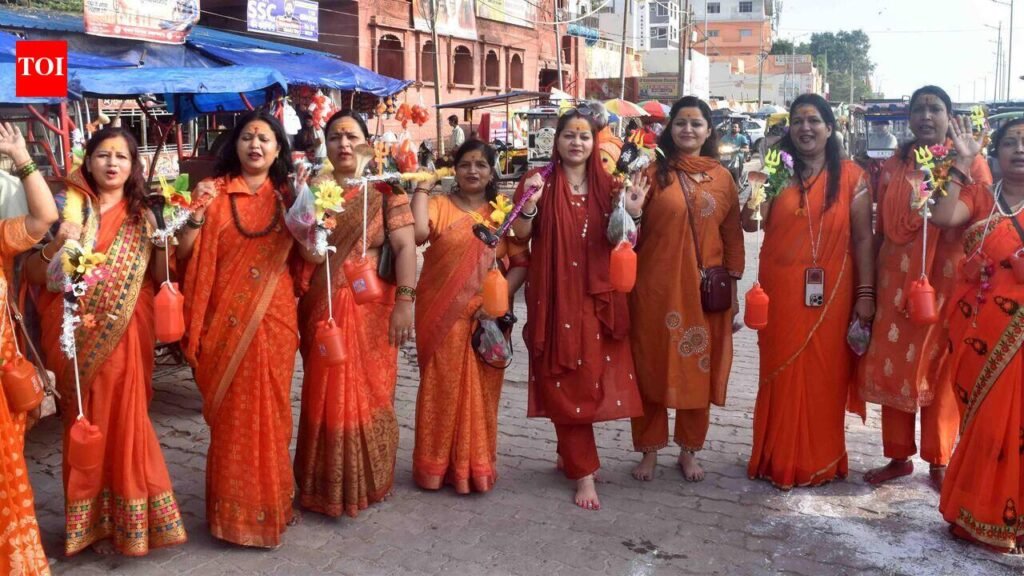 Groups of women kanwariyas conduct cleanliness drive at Dashashwamedh ghat | Prayagraj News