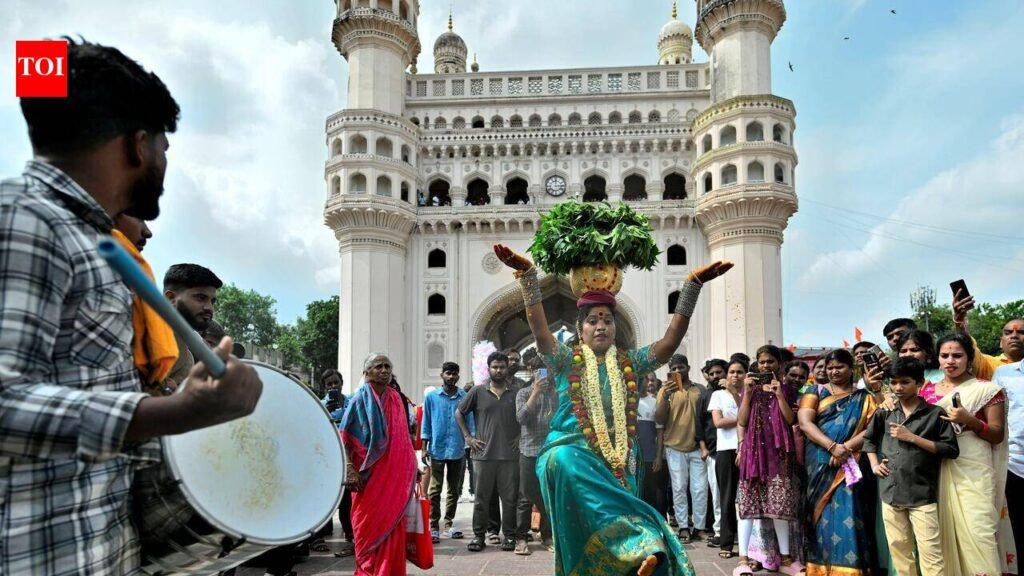 A tide of faith sweeps through Lal Darwaza | Hyderabad News