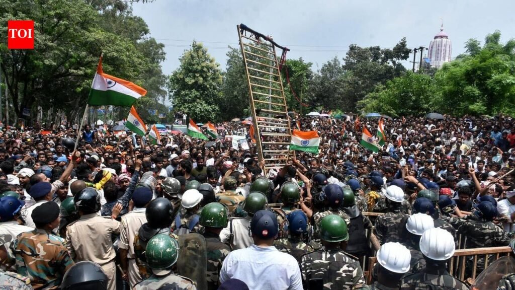 Thousands of protesters breach barricades to reach House | Ranchi News