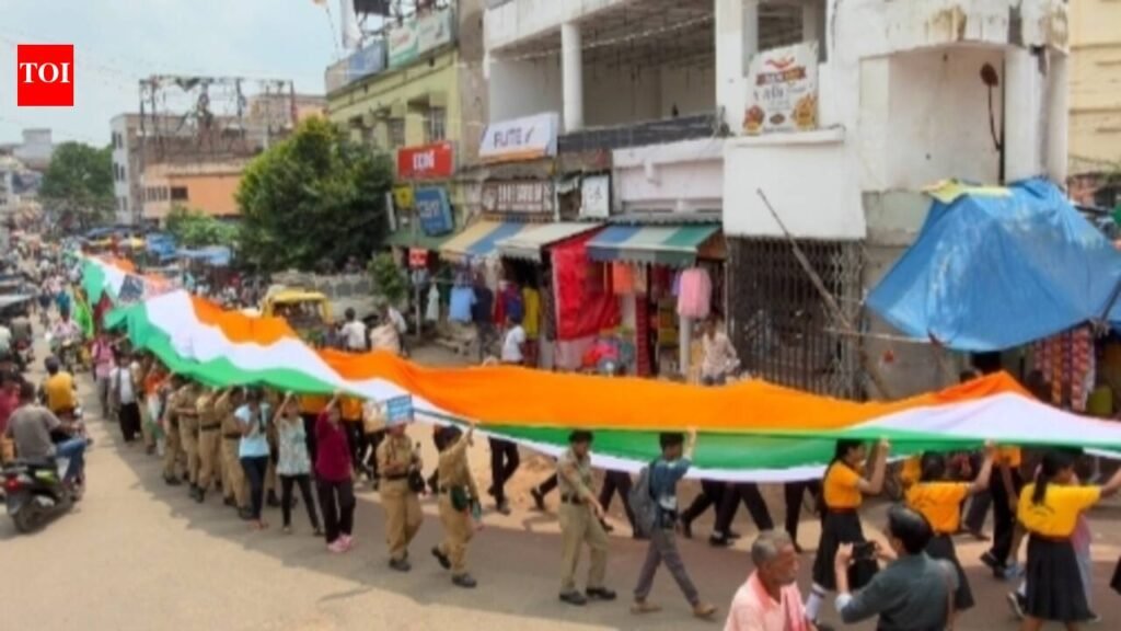 Dumka residents participate in Tiranga Yatra on International Youth Day