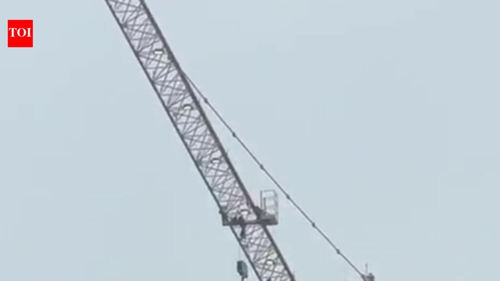 Crane operator hangs self from crane on 32nd floor of building on SG Highway
