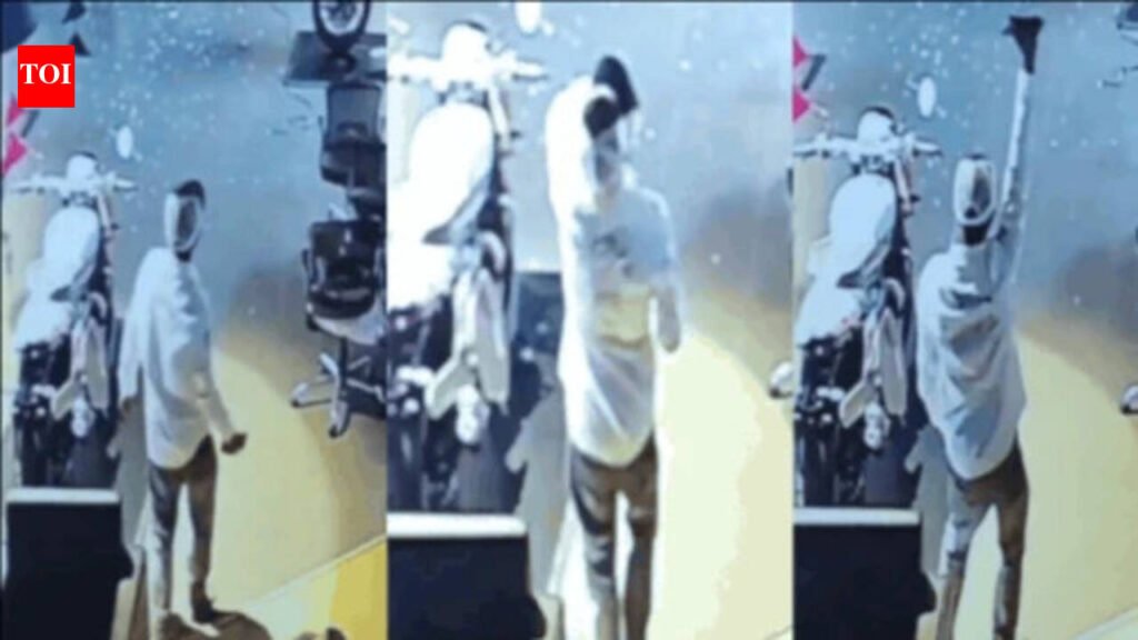 Thief ‘checks in’, bathes, dances before riding away with Rs 4.71L KTM bike from Varanasi showroom