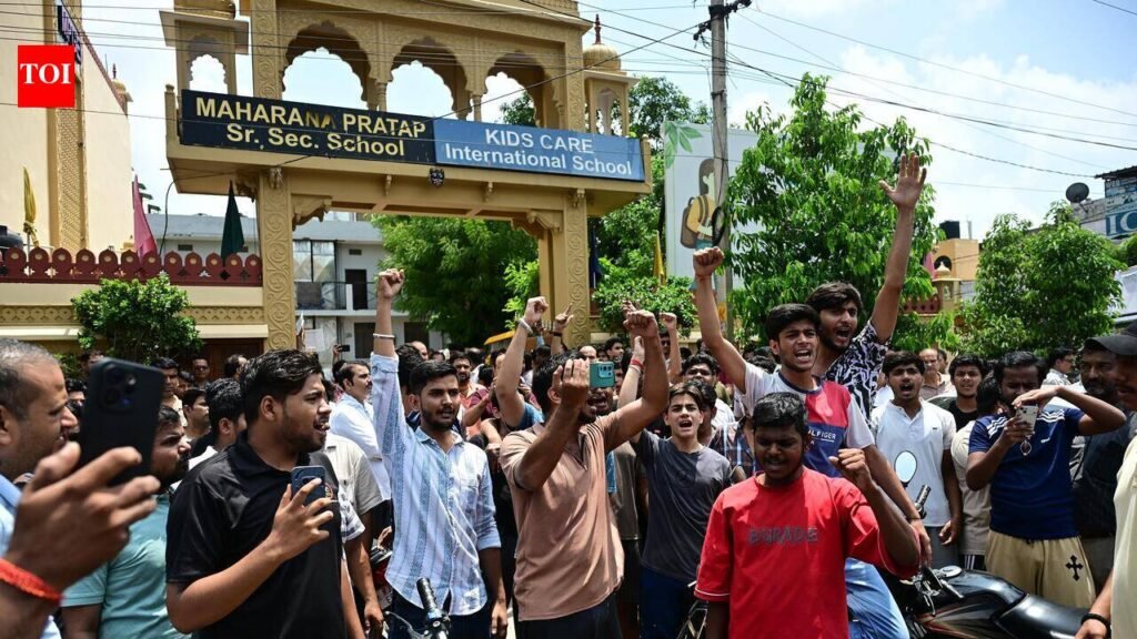 17-yr-old student falls ill after lunch at city school, dies