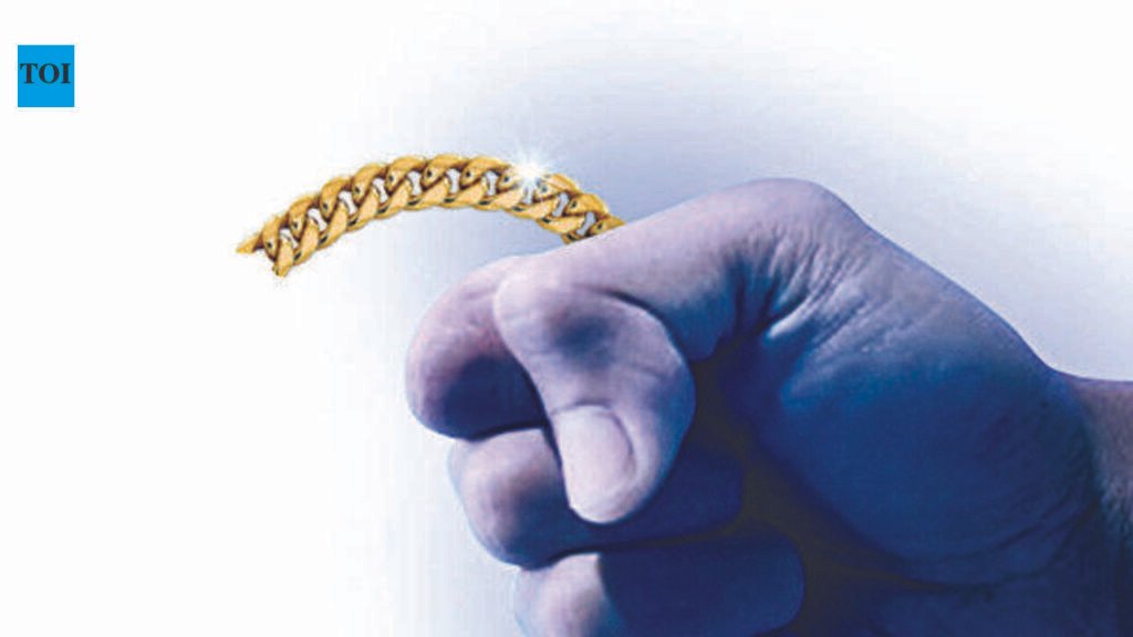 Forced into theft, ‘granny’ from Pune picks lucky Saturdays to snatch chains on locals | Mumbai News
