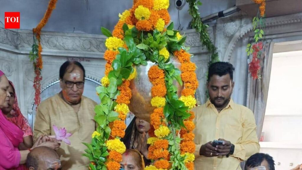 Shrawan Somvar, Nag Panchami draw huge crowds to Lord Shiv temples | Kanpur News
