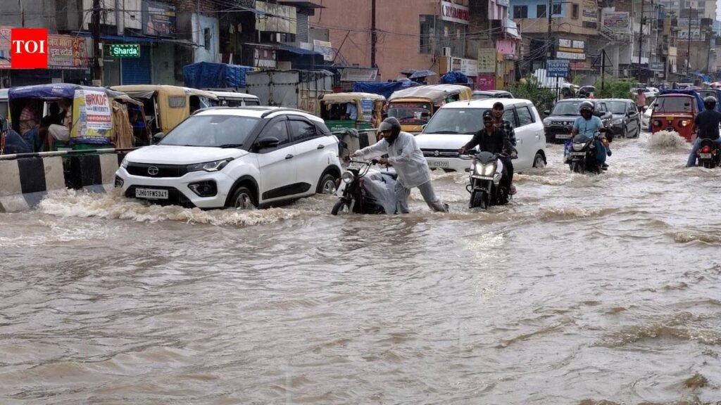 Rain fury throws life out of gear in city, red alert till tomorrow | Ranchi News