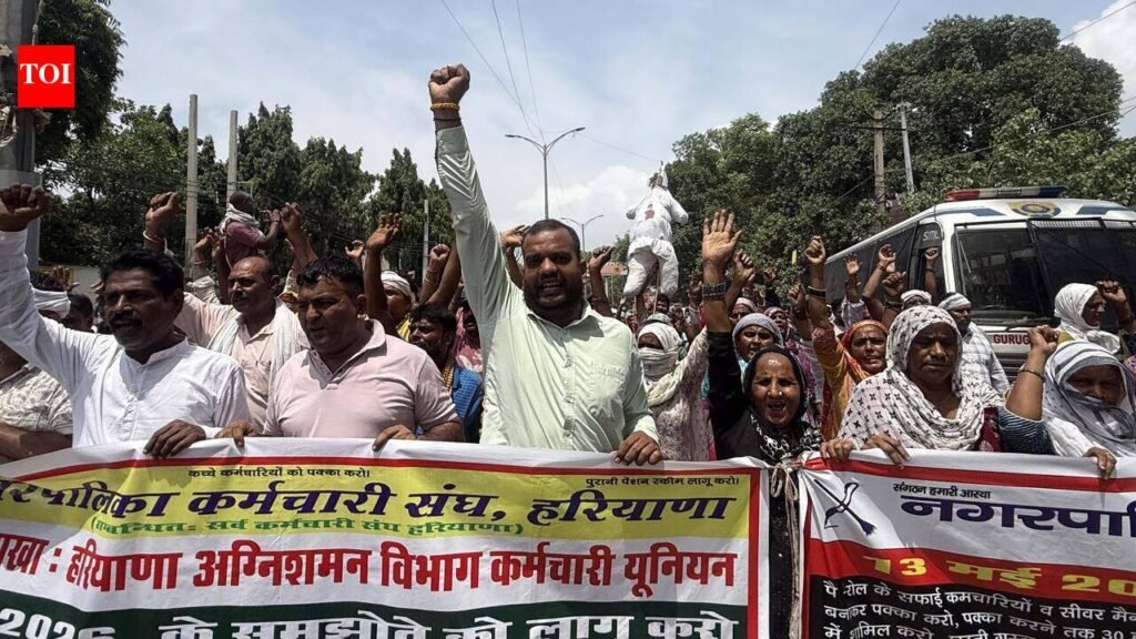 Safai workers extend strike in Gurgaon by 3 days, warn of indefinite stir | Gurgaon News