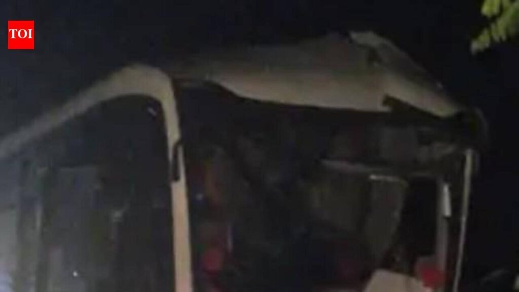 5 injured as bus collides with parked truck on eway | Kanpur News
