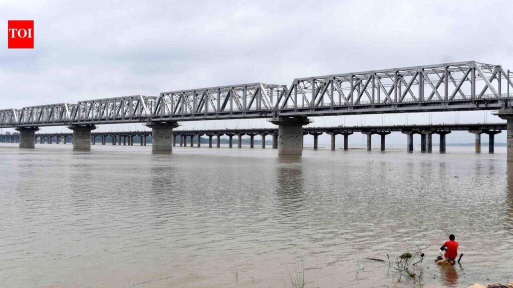 Water level of twin rivers continues to rise, admin sounds alert | Prayagraj News