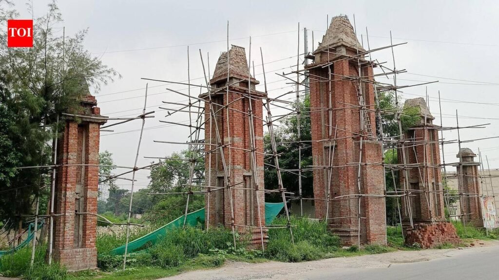 Three years, five pillars: UP-Delhi border gate stands incomplete | Noida News