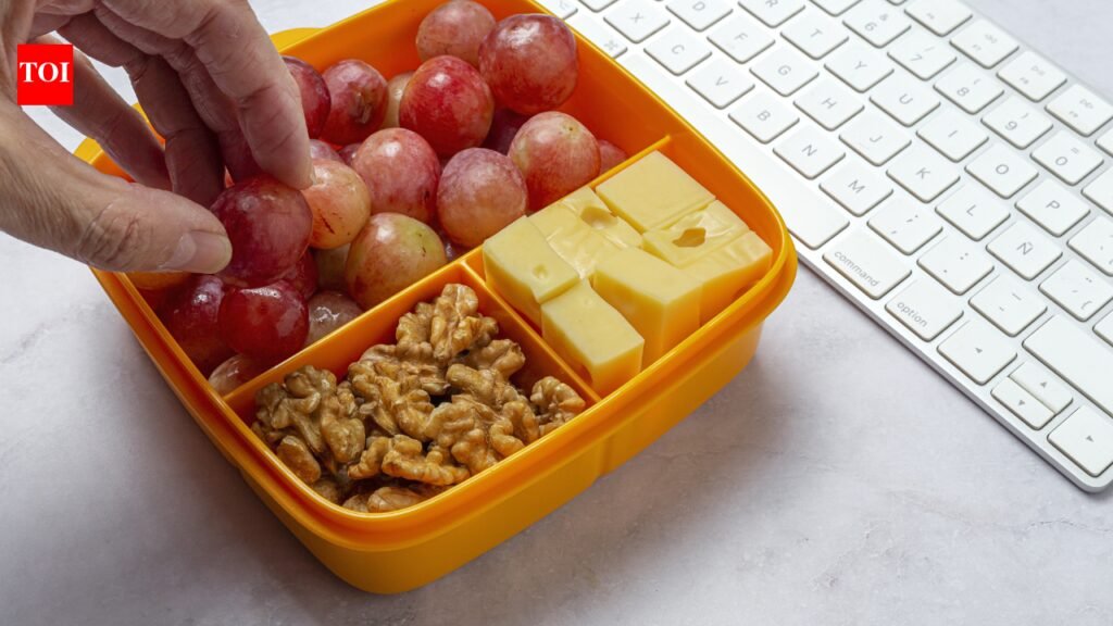 Keep these 8 foods at your desk for the 4 pm hunger attack