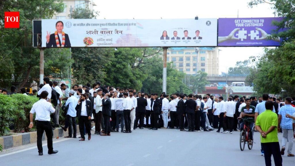 Lawyers block road, demand action against SHO over misbehaviour | Jaipur News