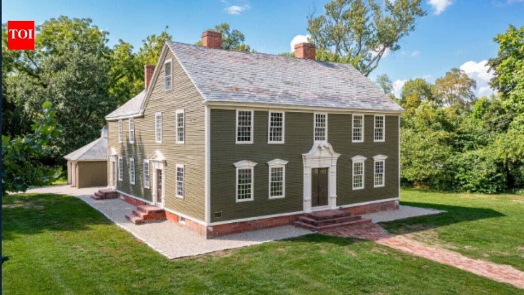 In 2024, a couple paid $399,000 for a Connecticut house partly dating to 1695; after a $1 million restoration, the home that once held Benjamin Franklin’s son is listed for $1.45 million