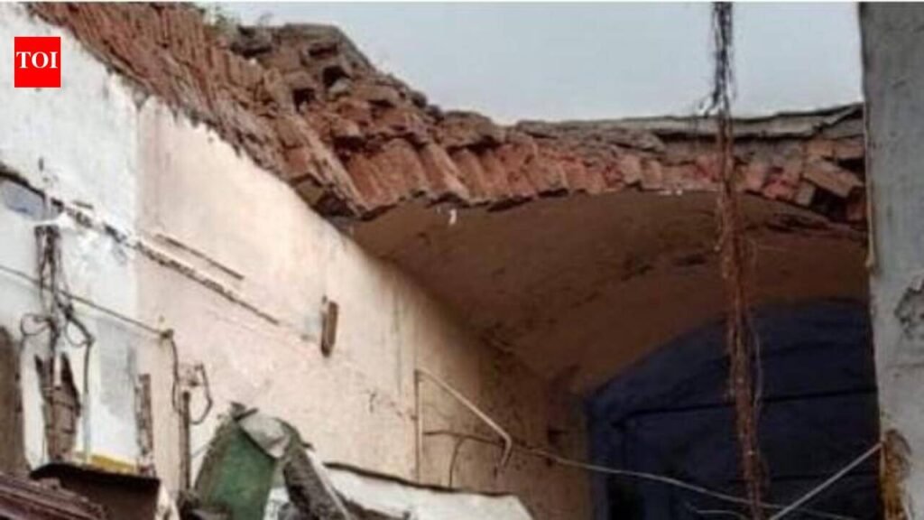 Dilapidated house collapses; 2 injured | Kanpur News