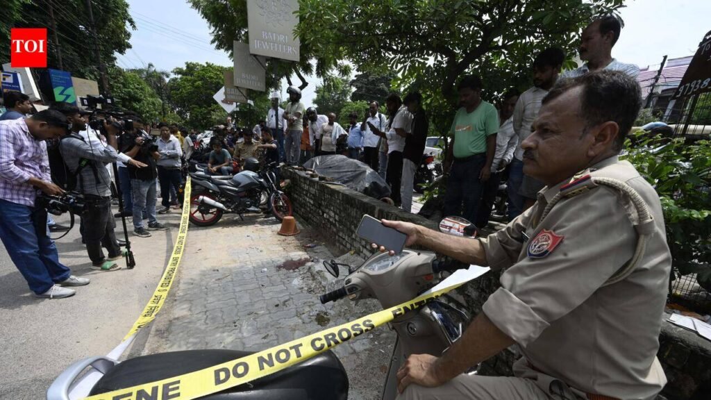 WhatsApp status alerts neighbours after gunshots go unheard on busy road | Lucknow News