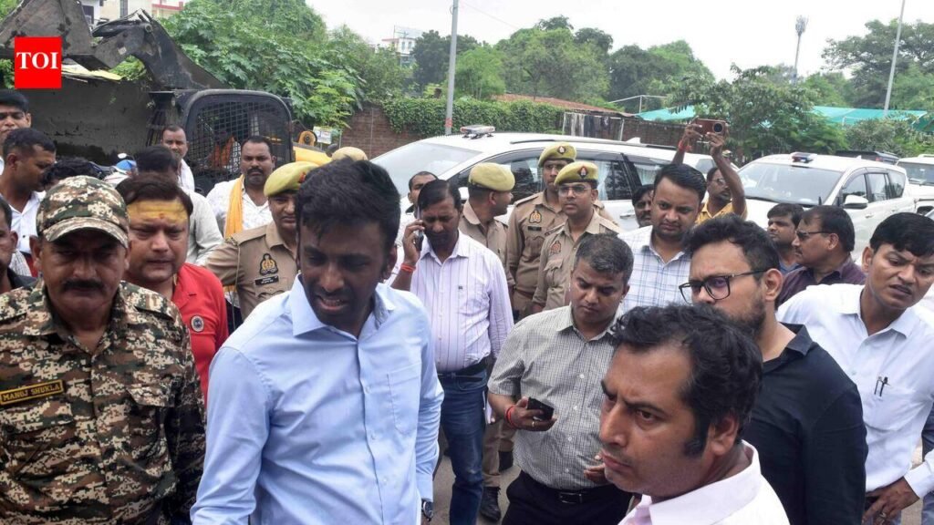DM inspects waterlogged areas, ask officials to take necessary actions | Prayagraj News