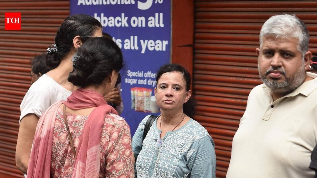 Homeless residents seek shelter with friends, kin | Kolkata News