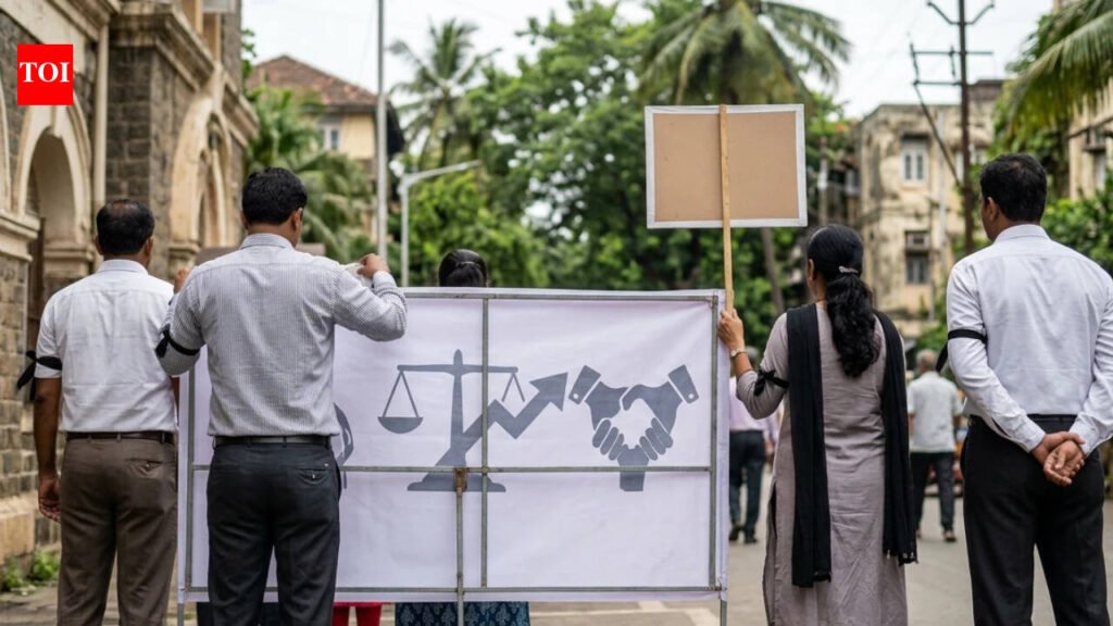 Maharashtra court employees announce statewide agitation over pay scale | Mumbai News