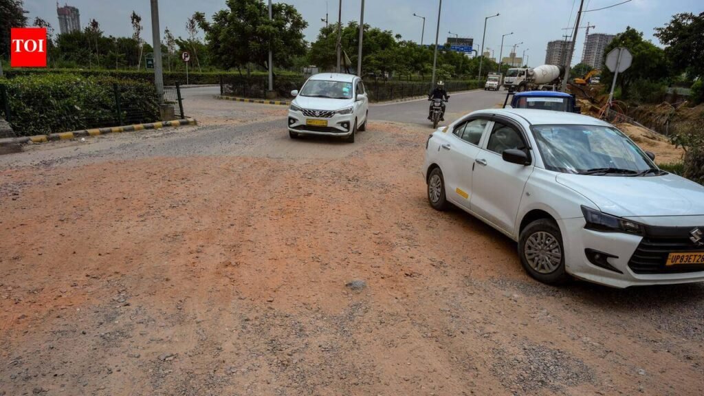 Service road near Kherki Daula toll riddled with potholes, commute a nightmare | Gurgaon News