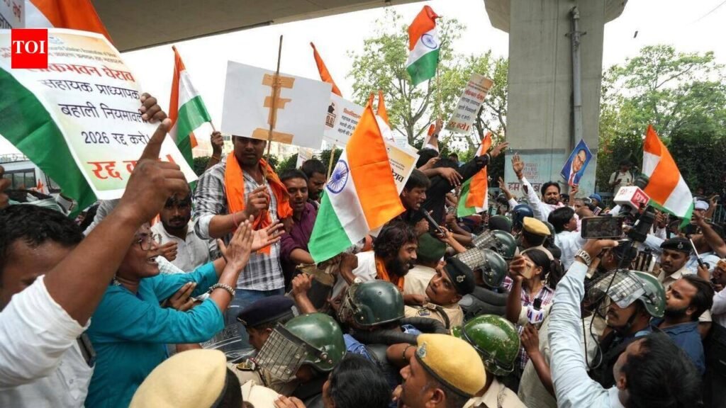 PhD holders clash with police during Lok Bhavan March in Patna, several detained | Patna News