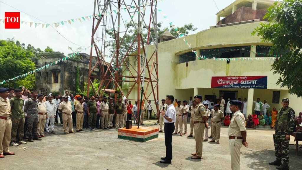Palamu SP Kapil Chaudhary warns 117 criminals on bail at line-up | Ranchi News