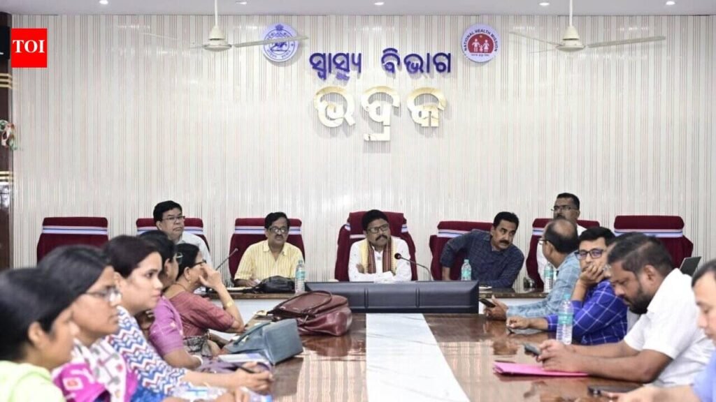 Health min reviews post-flood measures in Bhadrak | Bhubaneswar News