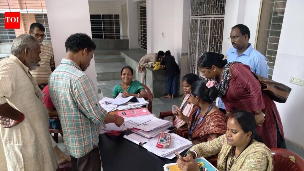 Last-minute voter rush at Ranchi booths for corrections, enrolment | Ranchi News