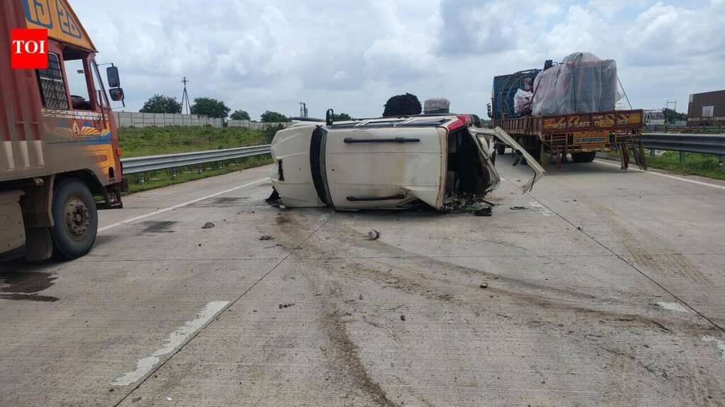 SUV overturns on Samruddhi Expressway after tyre bursts, one critical | Nagpur News