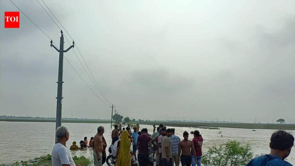 Rising Ganga cuts road link, threatens villages in Buxar | Patna News