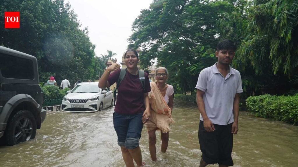 Red alert as heavy rain lashes Varanasi; schools for classes 1-8 shut | Varanasi News