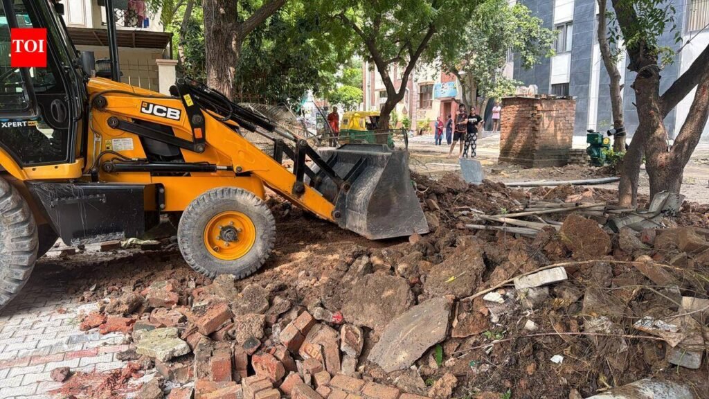 Illegal walls blocking roads in Greenwood City demolished | Gurgaon News