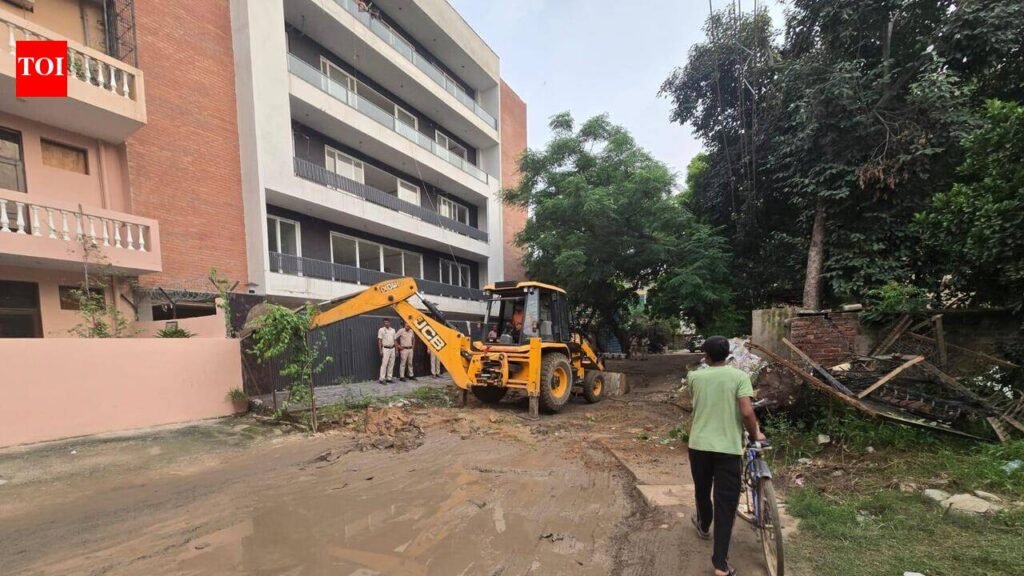Illegal gates, road blockages in Palam Vihar demolished | Gurgaon News