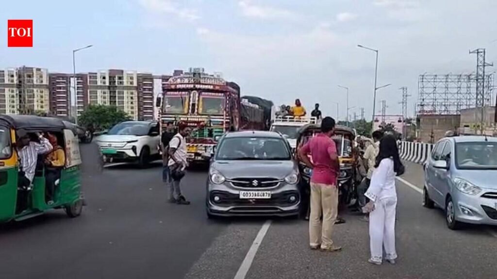 Speeding car crash triggers traffic snarl on NH-16 near Patrapada | Bhubaneswar News
