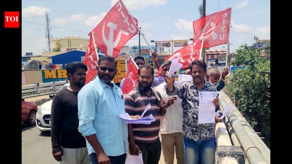 House site applicants float their petitions on Bhavani river in Mettupalayam protesting official apathy | Coimbatore News