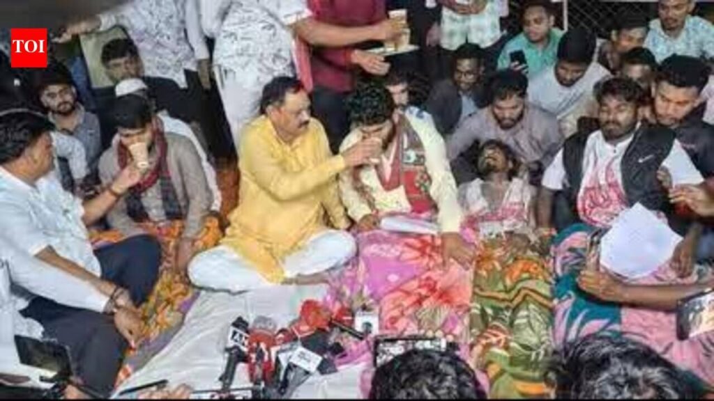 Tribal students end 17-day hunger strike | Mumbai News