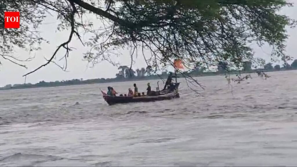 Farmers risk lives crossing swollen Gandak despite small boat ban in West Champaran | Patna News
