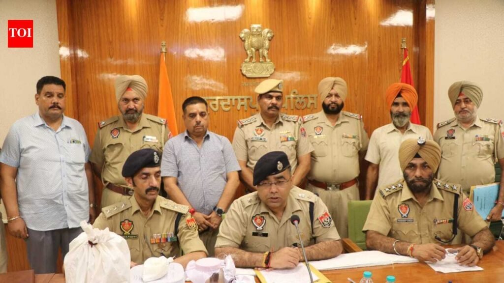 Gurdaspur cops bust 2 cross-border consignments, seize 2.5kg heroin | Chandigarh News