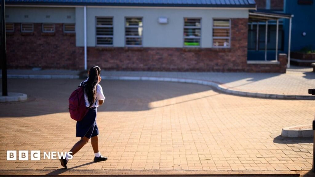 All schools to get pupil attendance targets, government says