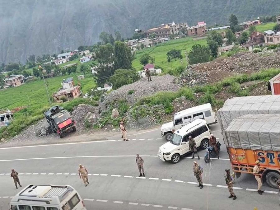 25th batch of Shri Amarnath Yatra pilgrims crosses Chanderkote under tight security