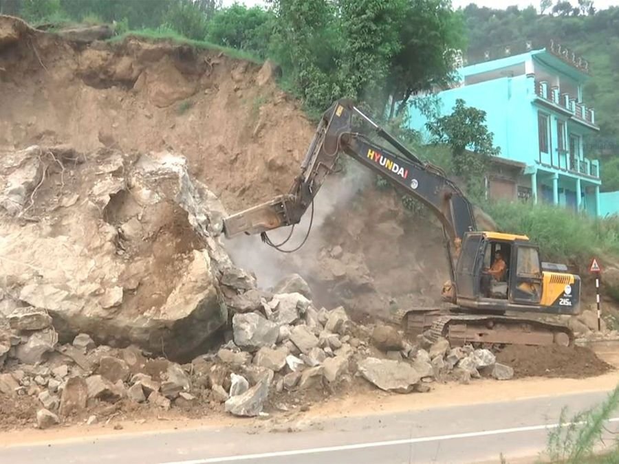 BRO clears landslides on Rajouri-Poonch NH-144, work round-the-clock to restore connectivity after flash floods