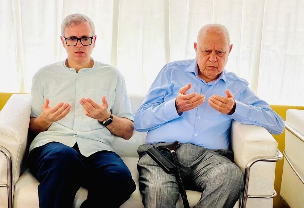 Dr. Farooq, Omar pay tributes to Mian Bashir Larvi