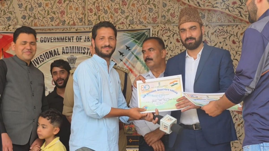 RK reporter honoured by Ganderbal, Kangan admins