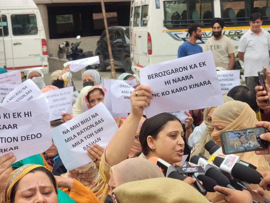 Daily wagers forum protests in Srinagar, seeks regularisation