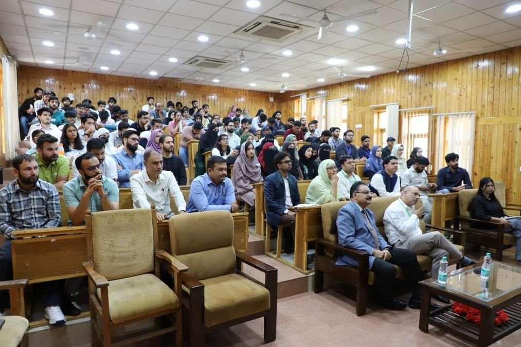 NIT Srinagar hosts lecture on Interface Engineering of 2D Hybrid Materials