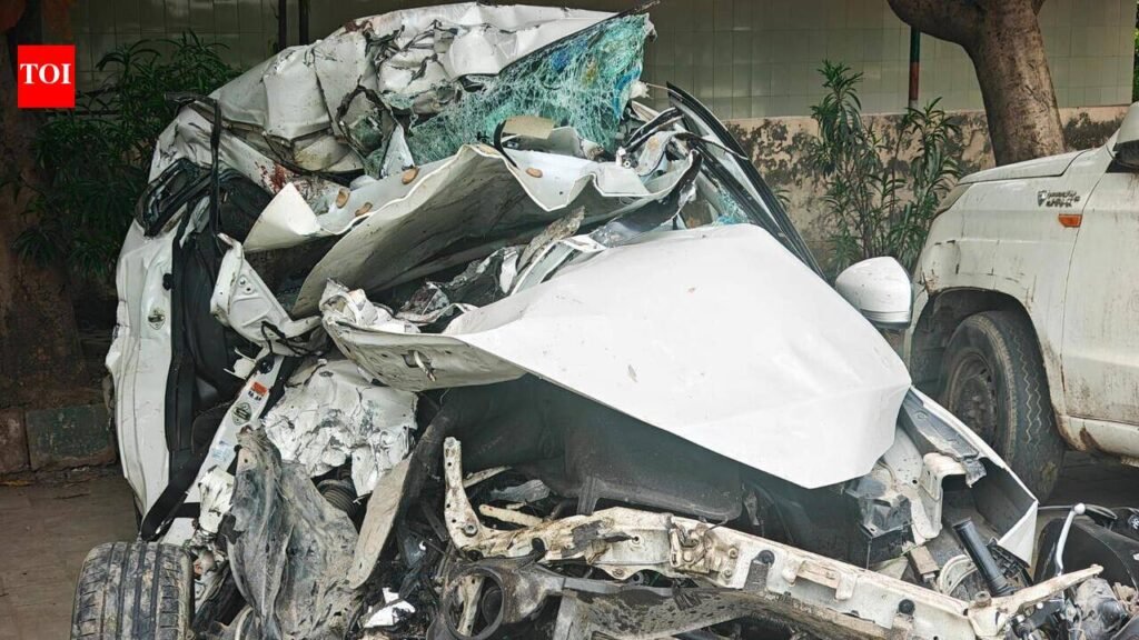 Father-son among 4 killed as truck breaks Yamuna Expressway divider, crashes into car | Noida News