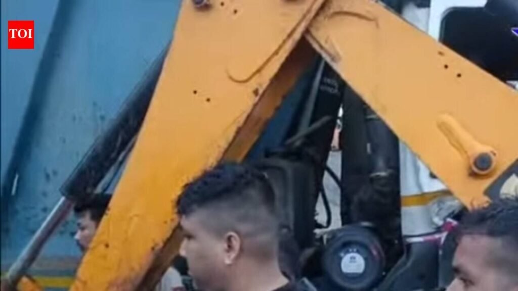 2 dumpers collide in Dhubri, 1 injured | Guwahati News