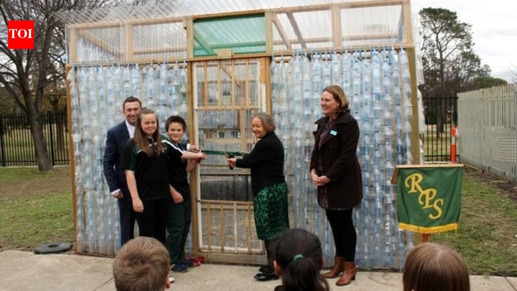 Australian high school students collected more than 2,000 plastic bottles to form a greenhouse, 11 years later, the structure supplies food for the school’s garden