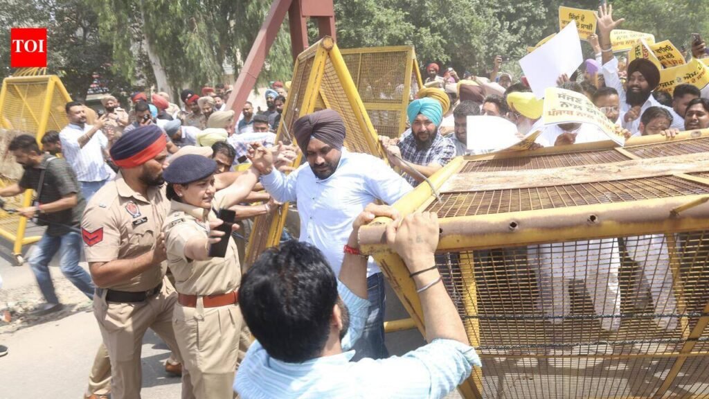 Sajjan Kumar funeral row: AAP protests outside BJP office in Ludhiana | Ludhiana News