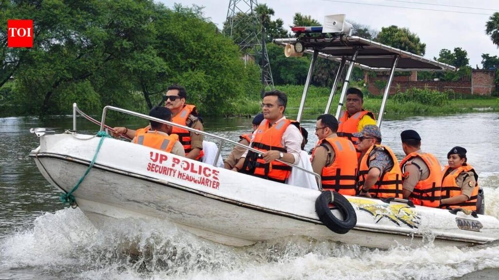 Flood risk: 3,400 shift to safe places, Kashi shelter home | Varanasi News